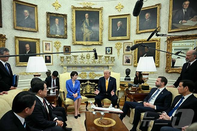 도널드 트럼프 미국 대통령과 다카이치 사나에 일본 총리가 19일(현지시간) 미국 워싱턴 백악관 오벌오피스에서 미일 정상회담을 하고 있다. 2026.03.19 ⓒ AFP=뉴스1