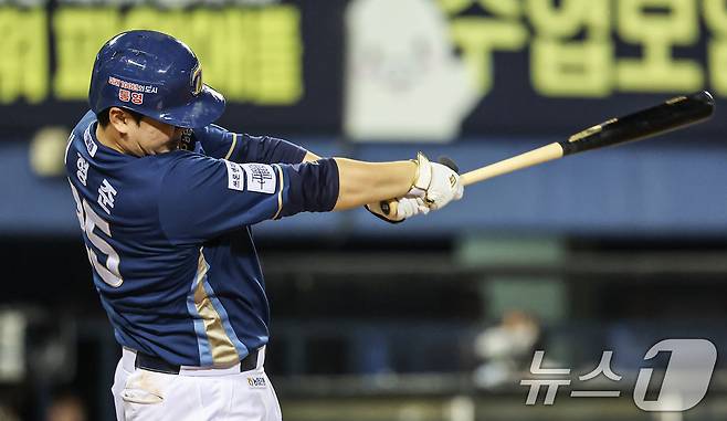 24일 오후 서울 송파구 잠실야구장에서 열린 프로야구 '2024 신한 SOL 뱅크 KBO리그' NC 다이노스와 두산 베어스의 경기, 6회초 2사 2루 상황에서 NC 김형준이 1타점 적시타를 치고 있다. 2024.9.24 ⓒ 뉴스1 김도우 기자