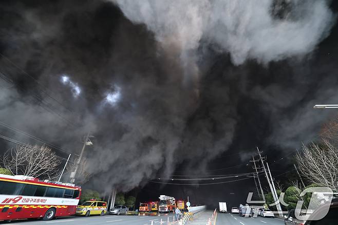 20일 오후 1시17분께 대전 대덕구 문평동의 한 공장에서 불이 나 연기가 피어오르고 있다. 소방당국은 국가소방동원령을 발령한 가운데, 현재까지 부상자들을 비롯한 출근자들 중 14명의 연락이 두절된 것으로 확인됐다. 2026.3.20 ⓒ 뉴스1 김기태 기자