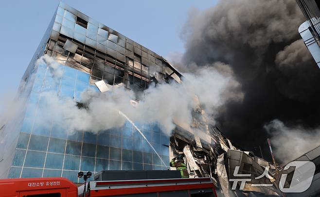 20일 오후 1시17분께 대전 대덕구 문평동의 한 공장에서 불이 나 소방대원이 불을 끄고 있다. 소방당국은 국가소방동원령을 발령한 가운데, 현재까지 부상자들을 비롯한 출근자들 중 14명의 연락이 두절된 것으로 확인됐다. 2026.3.20 ⓒ 뉴스1 김기태 기자