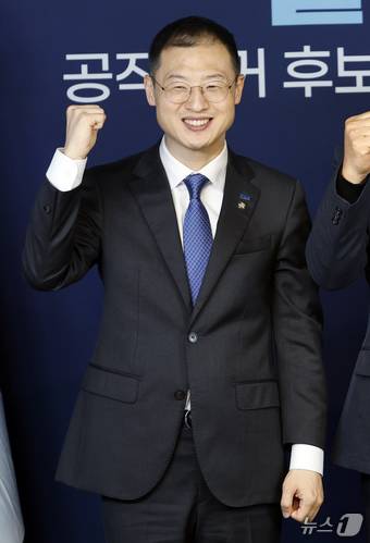 17일 서울 여의도 더불어민주당 중앙당사에서 열린 울산광역시장 공직선거 후보자 선출을 위한 본경선 합동연설회에서 김상욱 후보가 기념 촬영을 하고 있다. 2026.3.17 ⓒ 뉴스1 박정호 기자