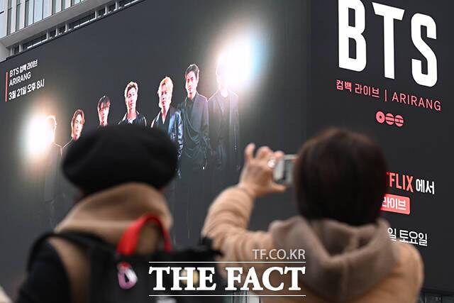 그룹 방탄소년단(BTS) 컴백 공연을 앞둔 지난 19일 서울 광화문광장은 수많은 팬들의 발길이 이어지면서 들썩였다. /김성렬 기자