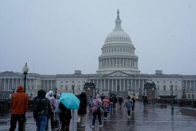 지난 12일 워싱턴 D.C.에 있는 미국 국회의사당에 눈이 내리고 있는 모습.로이터연합뉴스