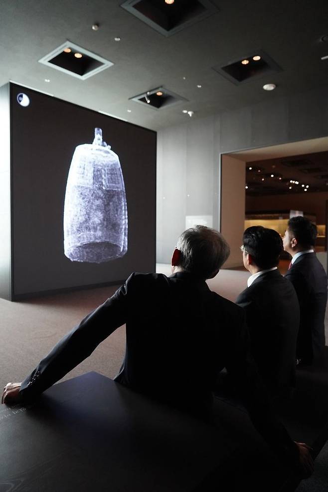 유홍준 국립중앙박물관장(왼쪽)이 방시혁 하이브 의장과 감각전시실을 둘러보고 있다. 국립중앙박물관 제공