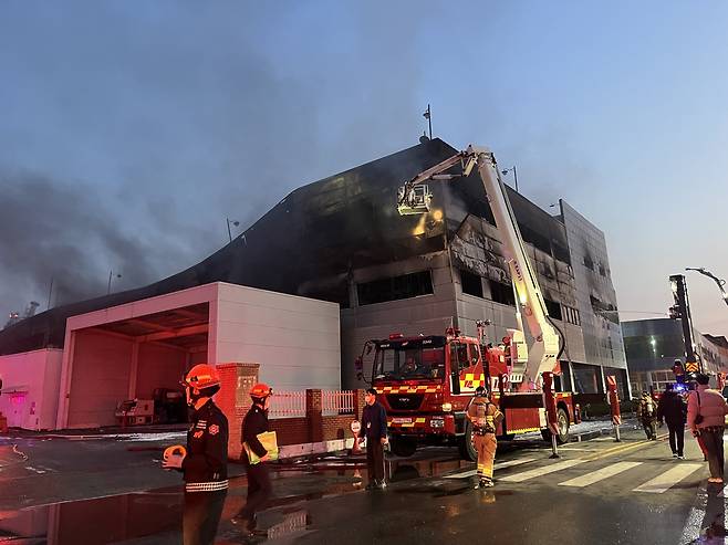 20일 오후 1시 17분 대전 대덕구 문평동의 한 자동차부품 제조공장에서 불이 나 소방대원들이 진화 작업을 벌이고 있다. 우수아 수습기자