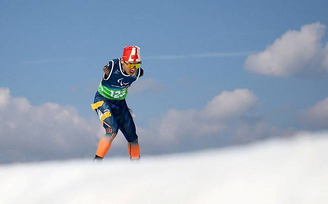 팔이 없는 신체 조건에서 상체 기울기를 이용해 추진력을 얻는 중국의 왕천양이 크로스컨트리 스키 남자 스프린트 클래식 예선에서 힘든 경기를 치르고 있다.