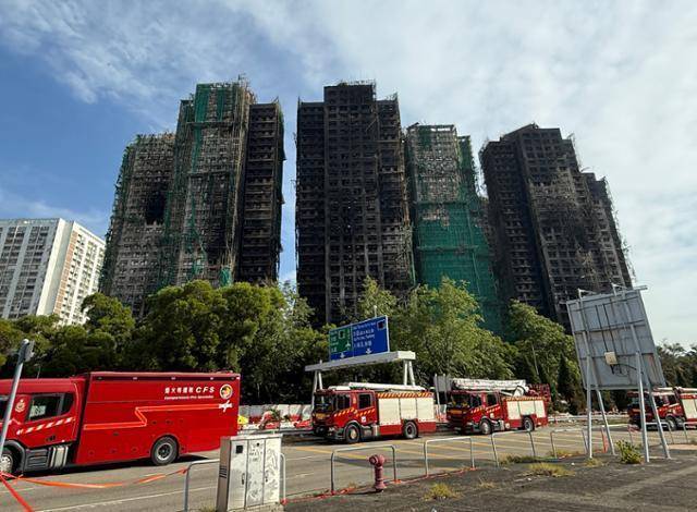 지난해 11월 26일 화재로 불타버린 홍콩 신계 타이포구의 고층 아파트단지 '웡 푹 코트' 앞으로 소방차들이 늘어서 있다. 홍콩=허유정 기자