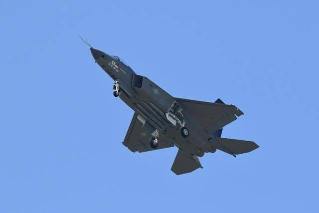 2022년 7월 국산 초음속 전투기 KF21이 시험비행을 위해 경남 사천공항 활주로를 이륙하고 있다. 뉴시스