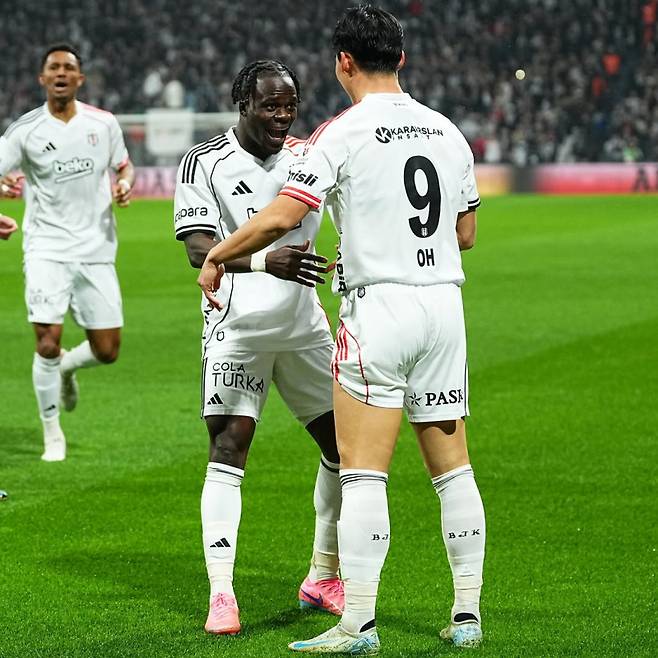베식타시 오현규(9번)가 20일 카슴파샤와의 2025~26 튀르키예 쉬페르리그 27라운드 홈경기서 득점 후 동료들과 환호하고 있다. 사진=베식타시 SNS