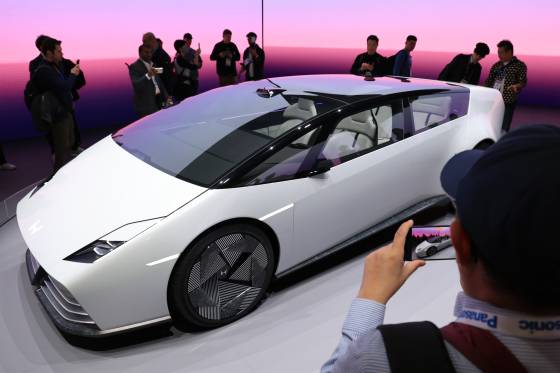 지난해 1월 미국 라스베이거스에서 열린 '소비자가전쇼(CES)'에서 공개된 혼다의 '제로 시리즈' 전기차 모델. 혼다가 전기차 프로젝트를 포기하면서 이 차는 결국 출시되지 않았다. 연합뉴스