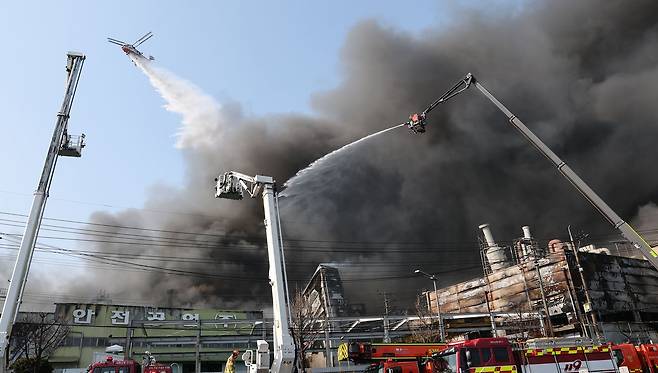 20일 오후 대전 대덕구 문평동의 한 공장에서 불이 나 검은연기가 치솟고 있다. 소방당국은 국가소방동원령을 발령한 가운데, 현재까지 부상자들을 비롯한 출근자들 중 14명의 연락이 두절된 것으로 확인됐다. 뉴스1