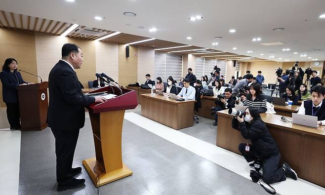 손인혁 헌법재판소 사무처장이 지난 10일 오후 서울 종로구 헌법재판소 별관 브리핑룸에서 열린 재판소원 관련 기자간담회에서 인사말을 하고 있다.뉴스1