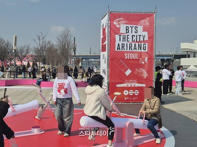 여의도 한강공원 일대에서 진행된 방탄소년단 정규 5집 발매 기념 팝업 행사가 열리고 있. 사진ㅣ지승훈 기자