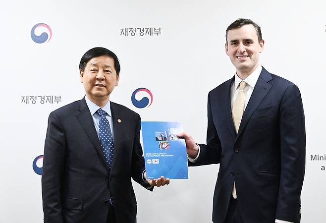 구윤철 부총리 겸 재정경제부 장관(왼쪽)이 3월 19일 서울 종로구 정부서울청사에서 댄 카츠 IMF 수석 부총재와 면담에 앞서 악수하며 기념사진을 찍고 있다. <재정경제부>