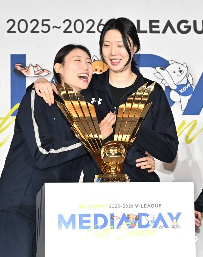 한국도로공사 배유나(왼쪽)-현대건설 양효진(오른쪽). 사진=KOVO