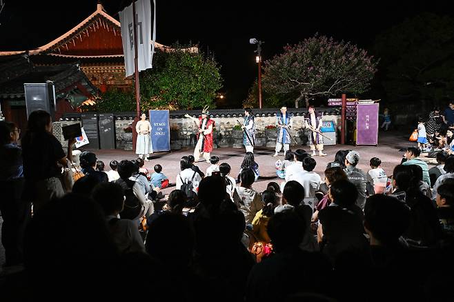 야간관광 프로그램 (공연형 도보투어-스테이지 온 진주)/사진=진주시