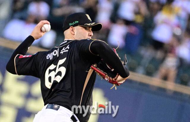 2025년 9월 11일 오후 서울 잠실구장에서 열린 '2025 신한 SOL뱅크 KBO 리그' KT 위즈와 LG 트윈스의 경기KT 선발투수 헤이수스가 역투하고 있다./마이데일리