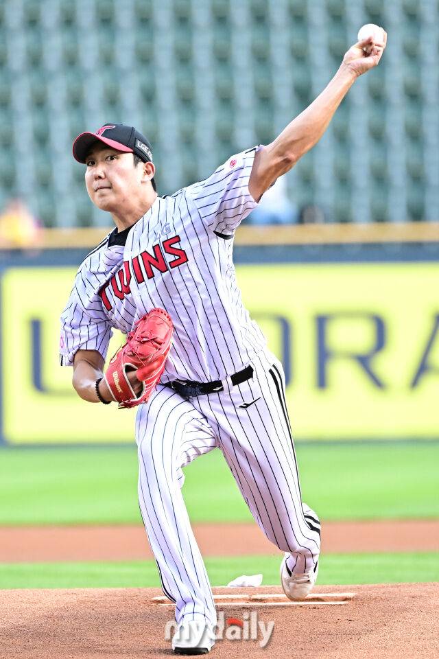 9일 서울 잠실야구장에서 열린 '2025 신한 SOL BANK KBO리그' 키움 히어로즈와 LG 트윈스 경기.LG 선발 손주영이 힘차게 투구하고 있다./마이데일리