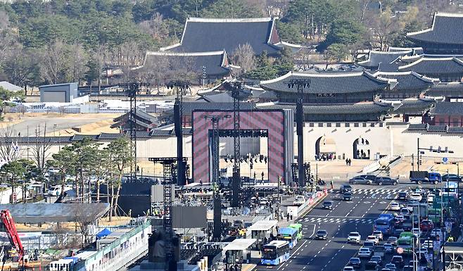 그룹 방탄소년단(BTS)의 컴백 공연을 이틀 앞둔 19일 오전 서울 종로구 광화문광장에 공연 무대가 설치되고 있다. 임세준 기자