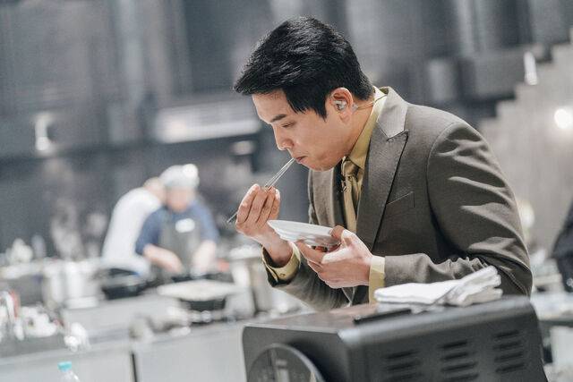 넷플릭스 서바이벌 요리 예능 <흑백요리사>에서 심사 중인 이성재 셰프.