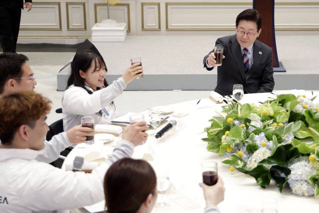 ▲이재명 대통령이 20일 청와대 영빈관에서 열린 2026 밀라노-코르티나담페초 동계패럴림픽 선수단 격려 오찬에서 참석자들과 건배하고 있다. ⓒ연합뉴스