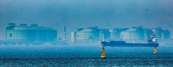 이란이 미국·이스라엘 공습에 세계 주요 원유 수송로인 호르무즈 해협을 사실상 봉쇄하면서 국제유가가 치솟고 있다. 16일 국내 최대 규모의 액화천연가스(LNG) 저장능력을 갖추고 있는 인천 연수구 한국가스공사 인천생산기지 내 LNG 저장 탱크 모습. 안산=유희태 기자