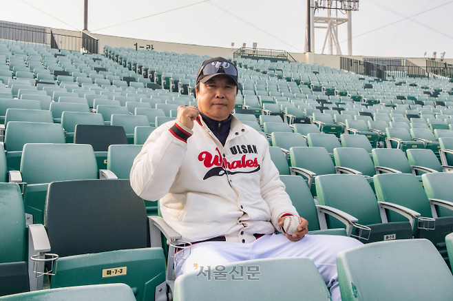 장원진 울산 웨일즈 감독이 지난 17일 울산 문수 야구장 관중석에서 서울신문과 만나 20일부터 시작하는 프로야구 2군 경기 선전을 다짐하고 있다.