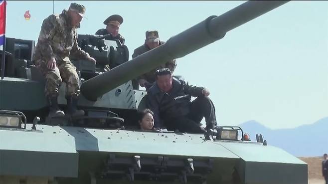 김정은 북한 국무위원장의 딸 주애가 19일 평양 제60훈련기지를 방문해 직접 전차를 몰고 있다. 조선중앙통신