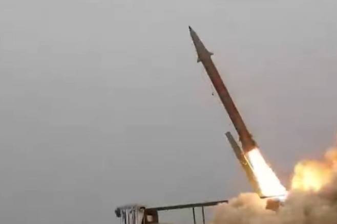 이란은 텔레그램을 통해 이란 중부에서 이스라엘을 향해 장거리 미사일 가드르와 에마드를 발사했다며 영상을 공개했다. 사진 APT뉴스 유튜브 캡쳐