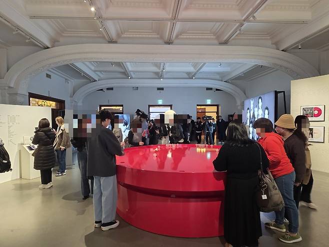 20일 서울 중구 신세계백화점 본점 헤리티지 뮤지엄에 마련된 ‘BTS 팝업 : 아리랑(BTS POP-UP : ARIRANG)’에서 고객들이 전시 공간을 둘러보고 있다. 이용성 기자