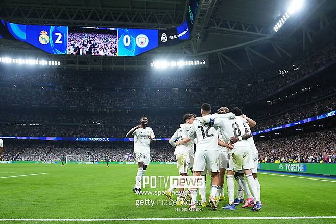 ▲ 프리미어리그가 챔피언스리그에서 대거 탈락했다. 무너진 종가의 자존심과 추가 티켓 확보라는 현실적 과제를 동시에 짊어진 아스널과 리버풀 두 팀의 행보에 시선이 집중되고 있다.