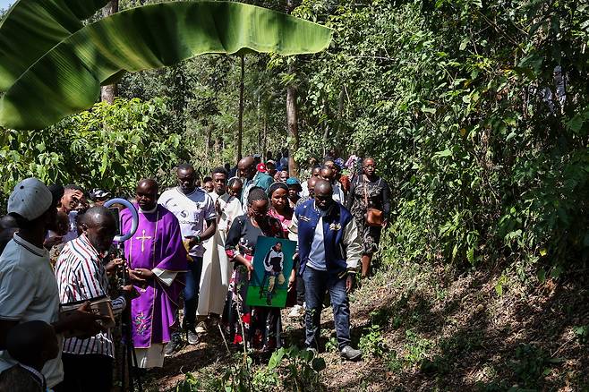 지난 2월 5일(현지시간) 케냐의 한 마을에서 고수익 일자리에 속아 러시아군에 강제 징집돼 우크라이나 전선에서 숨진 케냐 청년의 장례식이 진행되고 있다. 유족은 고인의 시신을 수습하지 못해 영정만으로 장례를 치렀다. EPA연합뉴스