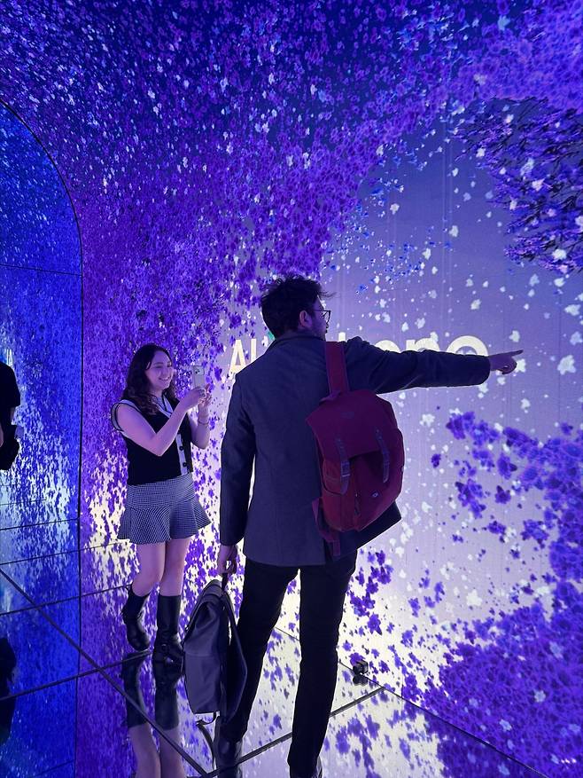 홍해처럼 갈라지는 '하카란다' 체험존 (멕시코시티=연합뉴스) 송광호 특파원 = 멕시코 시민들이 19일(현지시간) 멕시코시티 인스페이스 폴랑코에서 열린 갤럭시 S26 시리즈 론칭에서 체험행사에 참여하고 있다.buff27@yna.co.kr