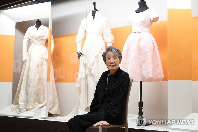 1세대 패션 디자이너 노라 노 (서울=연합뉴스) 강민지 기자 = 한국 패션을 이끈 1세대 패션 디자이너 노라 노가 20일 서울 강남구 경기여고 100주년기념관 내 경운박물관에서 개막한 '노라 노: 퍼스트 & 포에버(First & Forever)'전시에서 포즈를 취하고 있다. 전시는 1928년생인 그의 백수를 맞아 열리는 헌정 전시. 2026.3.20 mjkang@yna.co.kr