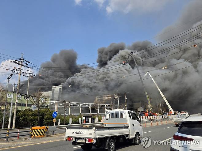 대전 문평동 자동차부품 제조공장서 불…대응 2단계 발령 (대전=연합뉴스) 김소연 기자 = 20일 오후 1시 17분께 대전 대덕구 문평동 한 자동차부품 제조 공장에서 불이 났다. 소방 당국은 신고 14분 만에 대응 2단계를 발령해 진화 작업을 벌이고 있다. 인명피해는 확인되지 않았다. 2026.3.20 soyun@yna.co.kr