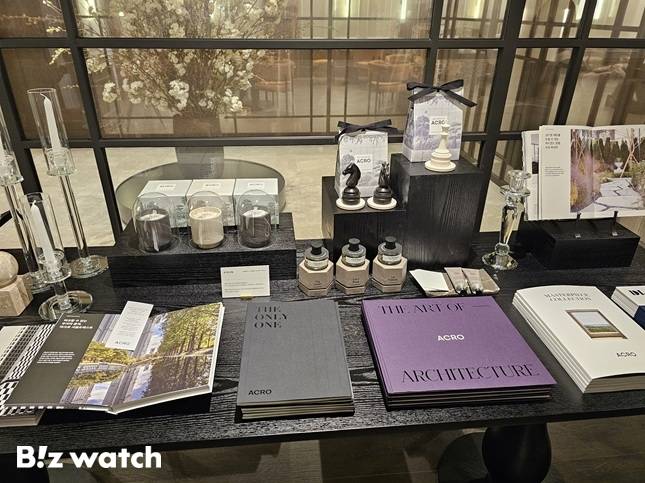 라운지 내부에 전시된 아크로 관련 책자 및 오브제./사진=김준희 기자 kjun@