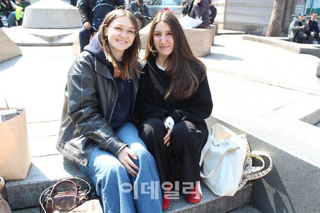 그룹 방탄소년단(BTS)의 컴백 공연 'BTS 컴백 라이브: 아리랑(ARIRANG)'이 열리는 21일 서울 광화문 광장을 찾은 독일 팬들(사진=김현식 기자)