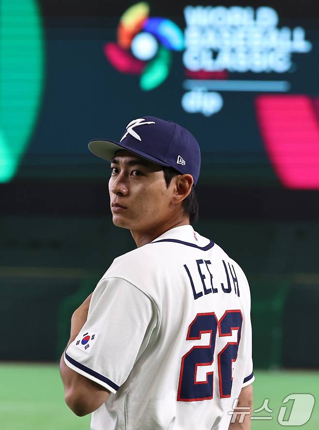 2026 월드베이스볼클래식(WBC) 대한민국 국가대표팀 이정후가 4일 일본 도쿄돔에서 훈련을 마치고 관중석을 바라보고 있다. 2026.3.4 ⓒ 뉴스1 구윤성 기자