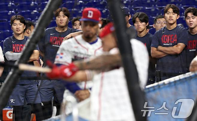 류현진, 이정후 등 대한민국 야구 대표팀 선수들이 12일 오후(현지시간) 미국 플로리다주 마이애미 론디포파크에서 2026 월드베이스볼클래식(WBC) 8강전 상대인 도미니카공화국의 훈련을 지켜보고 있다. 2026.3.13 ⓒ 뉴스1 구윤성 기자