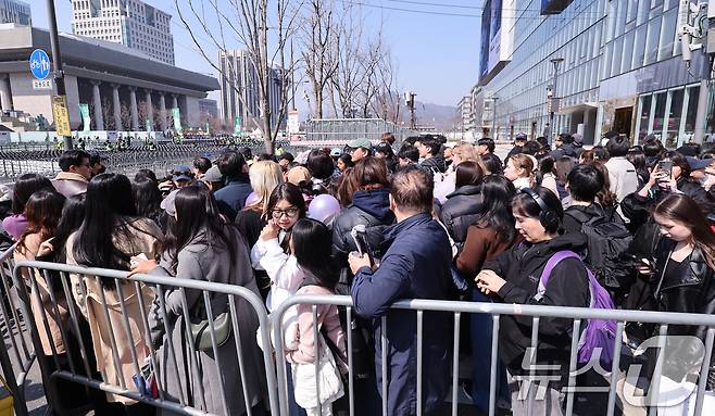 방탄소년단(BTS) 컴백 공연일인 21일 서울 광화문광장에서 아미(BTS 팬덤)들이 입장을 기다리고 있다. 2026.3.21 ⓒ 뉴스1 박지혜 기자