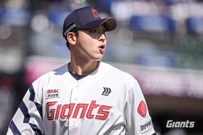 김태균이 그라운드를 바라보고 있다. 사진 | 롯데 자이언츠