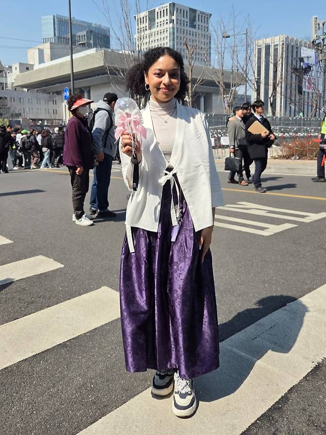 21일 서울 광화문광장 인근에서 스위스에서 온 아미 조이 브라운(26)씨가 보라색 치마의 한복을 입고 포즈를 취하고 있다. /강혜진 기자