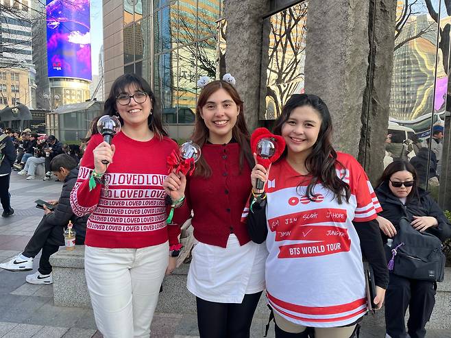 BTS 컴백쇼를 약 3시간 앞둔 광화문 광장 인근에서 만난 스페인 국적의 발렌티나(26)씨와 콜롬비아 국적의 발레리아(25)씨, 멕시코 국적의 발레리아(26)씨의 모습. 고려대 교환학생으로 만난 이들은 새 앨범 '아리랑'의 상징색인 붉은색 옷을 맞춰 입었다. /김진영 기자
