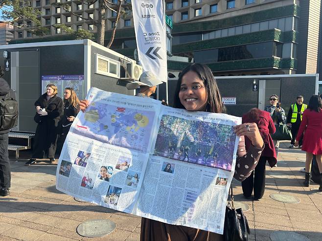 21일 BTS 컴백쇼를 앞두고, 본지 호외와 아미밤을 들고 포즈를 취한 인도인 아미 시바니 싱씨의 모습. /최하연 기자