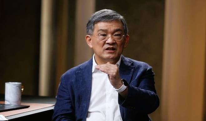 ▲빠른 추격자에서 빠른 전환자의 시대를 선언하는 권오현 전 삼성전자 회장, 오렌지플래닛 창업재단 이사장.