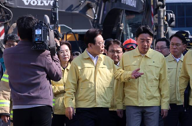 21일 오후 3시쯤 이재명 대통령이 대전 대덕구 문평동 자동차부품 제조공장 화재 현장을 방문해 강훈식 대통령 비서실장(오른쪽)과 피해 상황을 점검하고 있다. 대전사진공동취재단