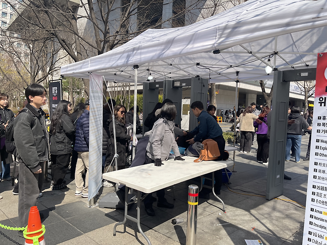 21일 광화문역 앞에서 운영되고 있는 검문소 ⓒ데일리안 전지원 기자