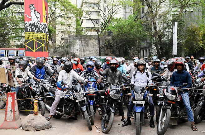 8일 방글라데시 다카의 한 주유소 앞에서 오토바이 운전자들이 주유 순서를 기다리고 있다. 방글라데시는 하루 주유량을 제한하는 강력한 연료 배급제를 실시했지만, 결국 민심이 폭발하고 말았다. AP 뉴시스