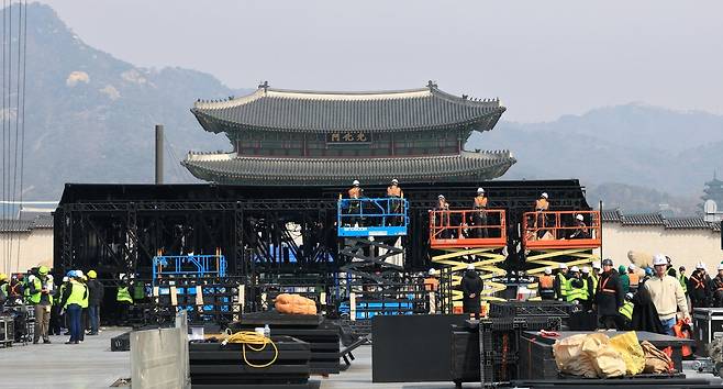 16일 서울 광화문광장에서 관계자들이 방탄소년단(BTS)의 컴백 라이브 공연 무대를 설치하고 있다. 2026.3.16 뉴스1