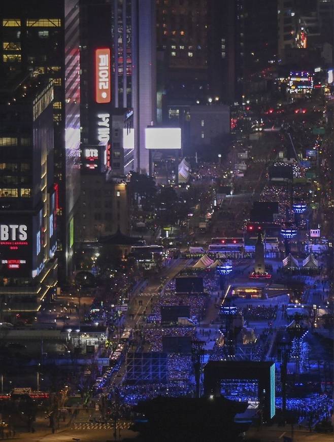 3년 9개월 만에 완전체로 복귀하는 방탄소년단(BTS)의 ‘BTS 컴백 라이브: ARIRANG’ 공연이 21일 서울 광화문광장 일대에서 펼쳐지고 있다. 이번 공연은 세계 190개국에 생중계된다. 사진공동취재단